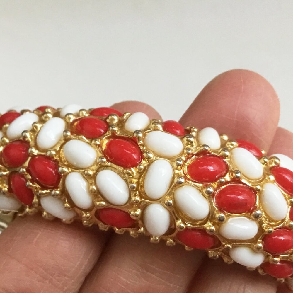 Kenneth Jay Lane KJL Red & White Plastic Cabochon Gold Tone Hinged Bracelet - Picture 13 of 15